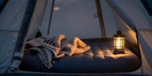 Dicas para manter conforto no camping: noites mais quentes e descansadas